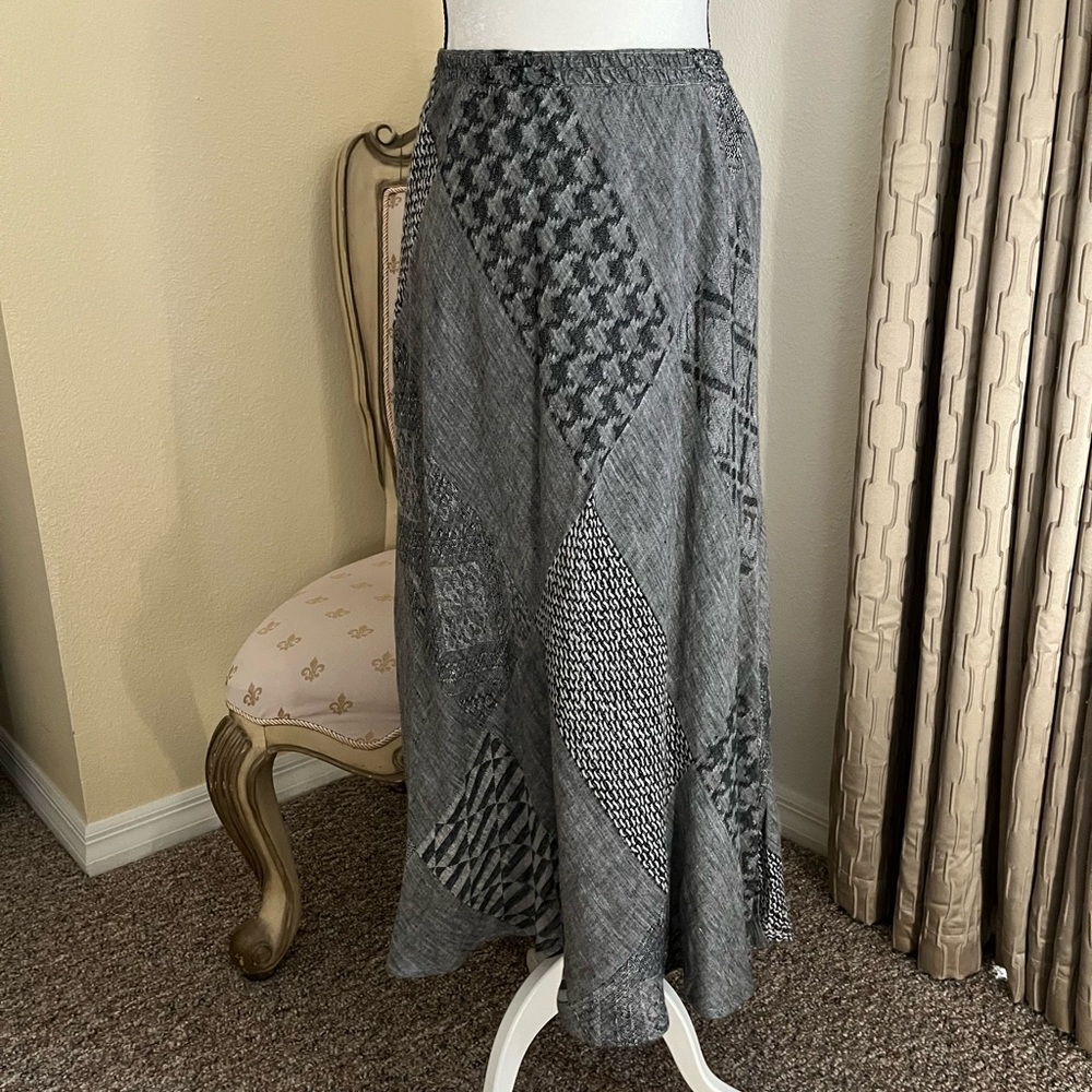 La Bottega di Brunella Made In Italy Woven Linen Black & Gray Long Skirt.
Small